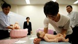 Nam cử nhân Nhật học chăm trẻ để kiếm bạn đời